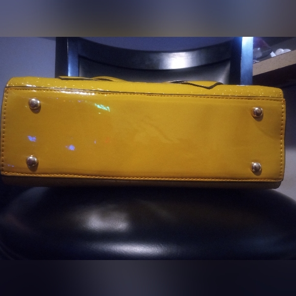 New Handbag - Picture 6 of 9